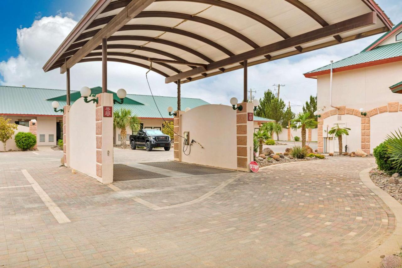 Best Western Plus Swiss Chalet Hotel & Suites Pecos Exterior photo