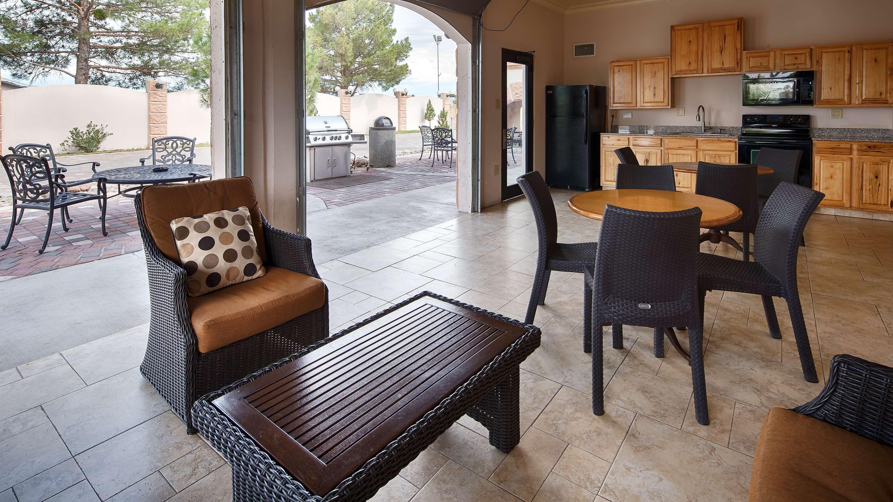 Best Western Plus Swiss Chalet Hotel & Suites Pecos Exterior photo